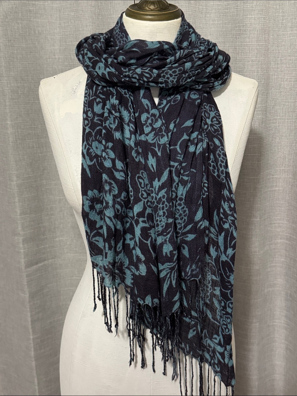 FREE WITH $25 PURCHASE-Lightweight Scarf-Blue Tones-Fringe-GUC - Picture 2 of 10